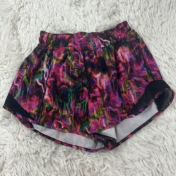 Lululemon Hotty Hot Low Rise Short 4" Hyper Flow Pink Multi / Black - Picture 1 of 4